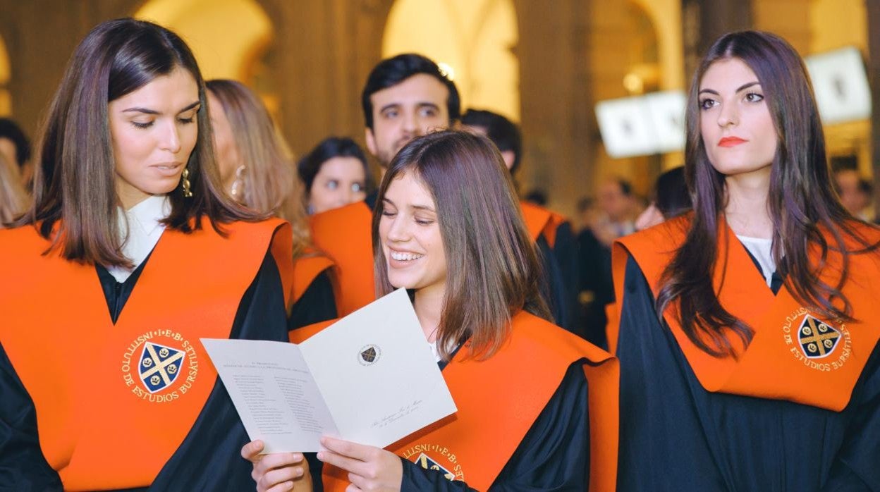 En IEB los alumnos de grado salen también con un título de máster