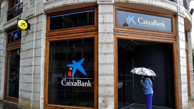Caixabank ofrece rebajar el ERE en 500 personas y recolocar al 100% de los afectados