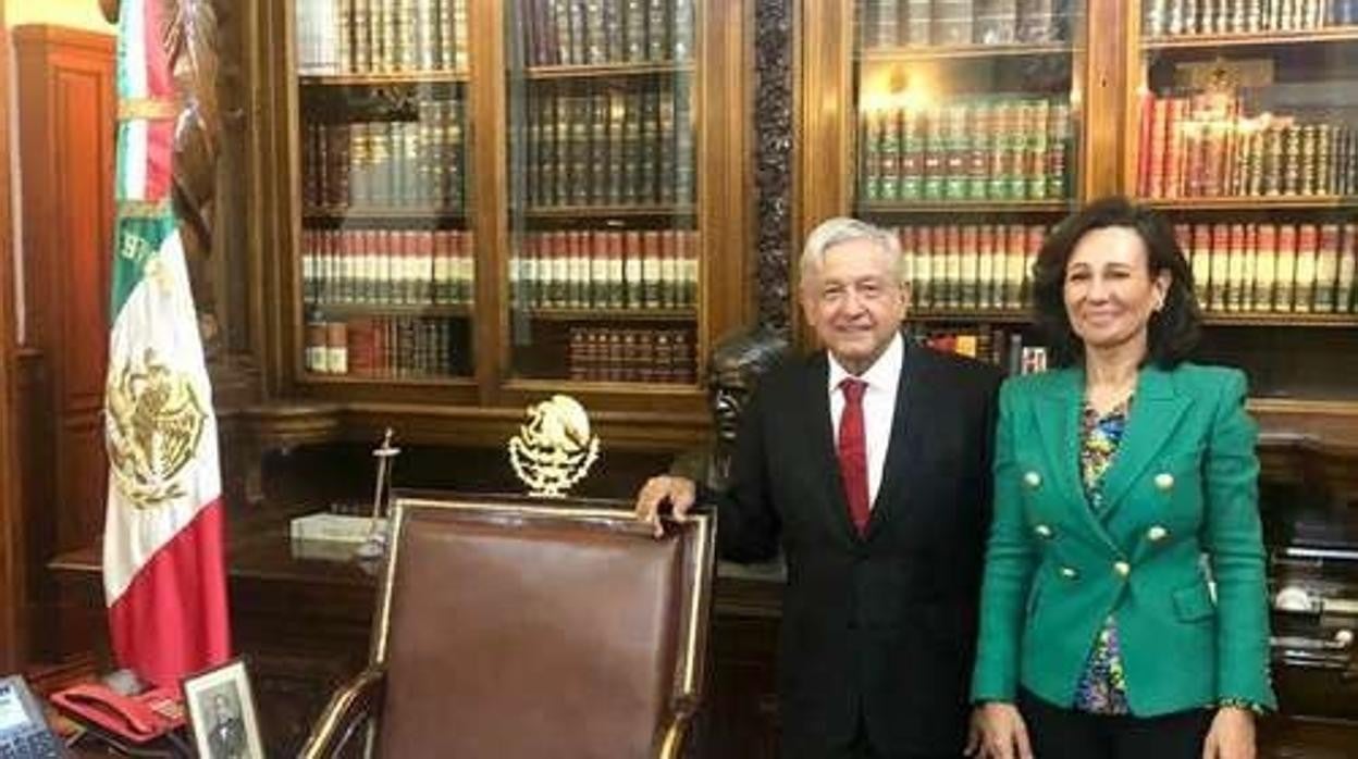 El presidente de México, Andrés Manuel López Obrador, y la presidenta del Santander, Ana Patricia Botín