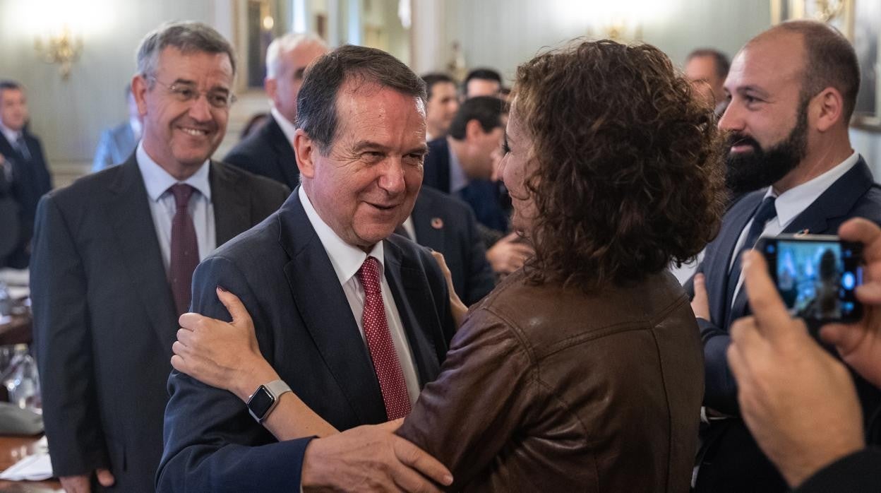 El presidente de la FEMP, Abel Caballero, y la ministra de Hacienda, María Jesús Montero