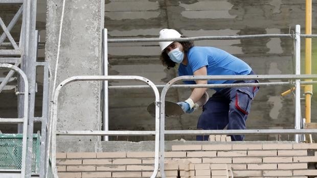 El paro bajó en Sevilla en abril en más de mil personas impulsado por el sector servicios