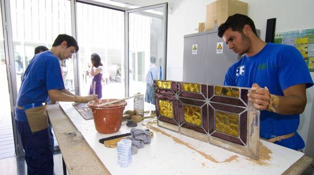 Alumnos de una escuela taller sobre recuperación del patrimonio