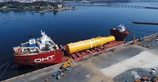 Sobre la plataforma SPAR que transporta el buque, fabricada por Navantia, se instala un aerogenerador