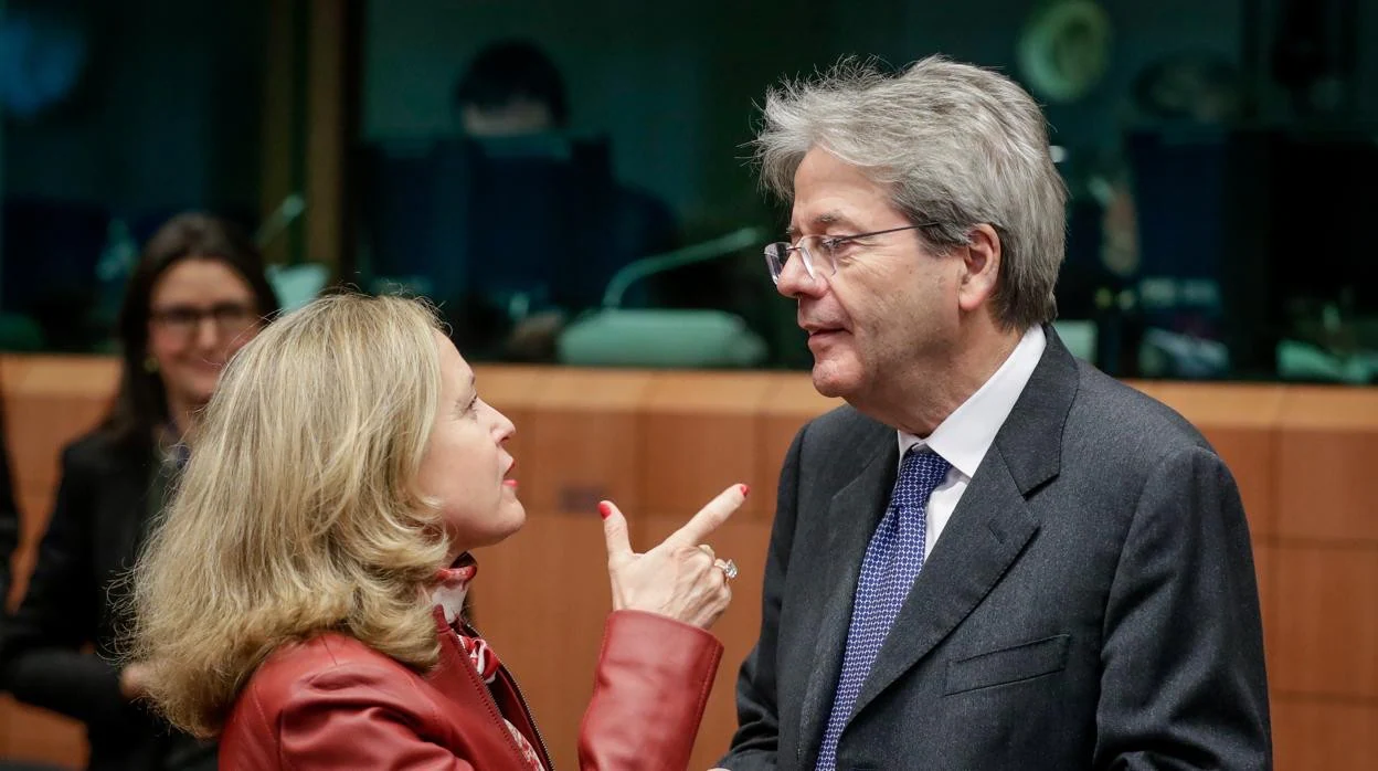 La minsira de Economía, Nadia Calviño, y el comisario europeo, Paolo Gentiloni