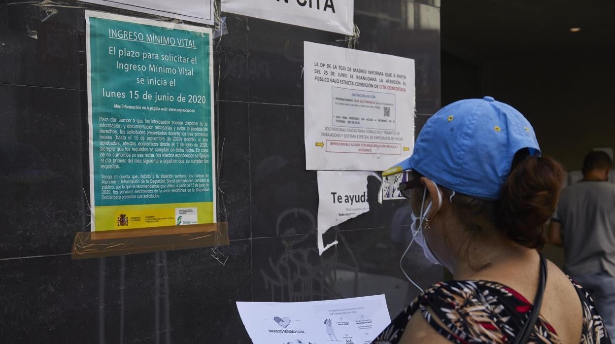 Una mujer en una oficina de la Seguridad Social