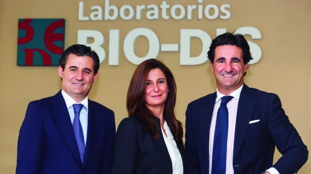 Los hermanos José María, Concha y Javier Canterero, socios fundadores del laboratorio sevillano BIO-DIS