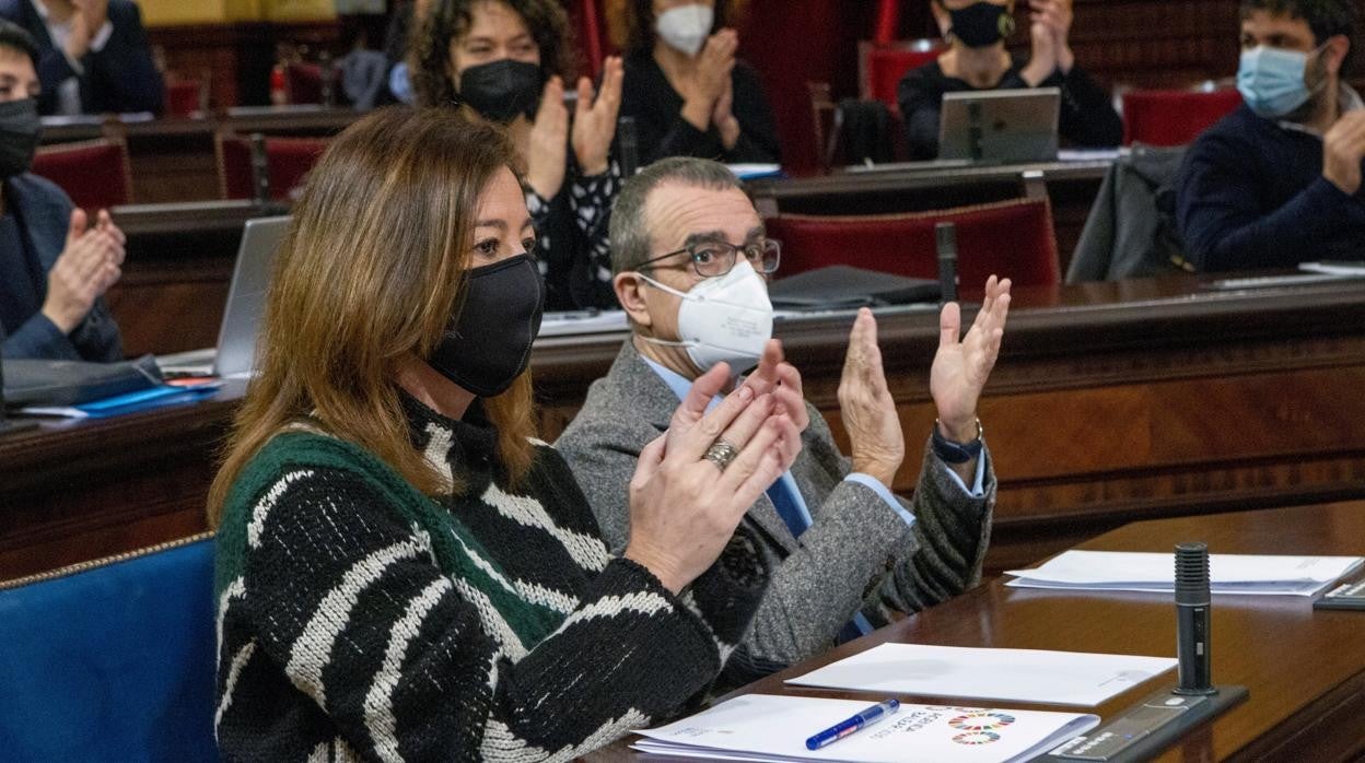 La presidenta balear, Francina Armengol (i), y el vicepresidente, Juan Pedro Yllanes