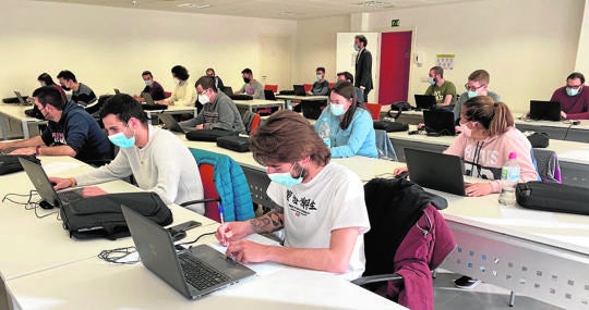 Un grupo de alumnos recibe formación para desarrollar sus funciones en el centro de robótica e inteligencia artifical de Renfe en Alcázar de San Juan (Ciudad Real)