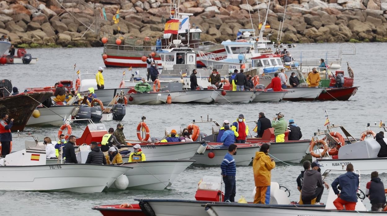 Pescadores gallegos se manifiestan con sus embarcaciones ante el puerto
