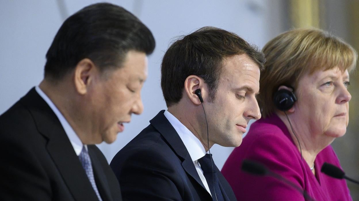 El presidente de China, Xi Jinping (izq), junto al presidente de Francia, Emmanuel Macron y la canciller alemana, Angela Merkel