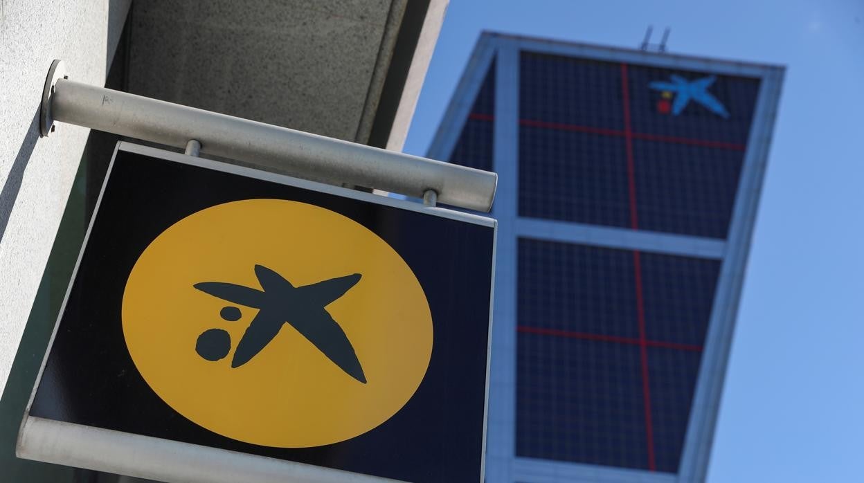 Una oficina de Caixabank ante su sede operativa en Madrid/ Vídeo: Concentraciones de protesta contra el ERE de Caixabank