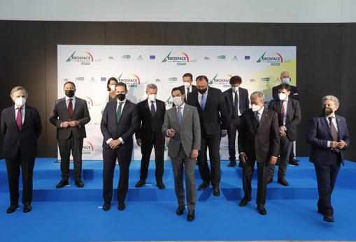 El presidente andaluz, en el centro, con otros participantes de la Aerospace and Defense Meetings