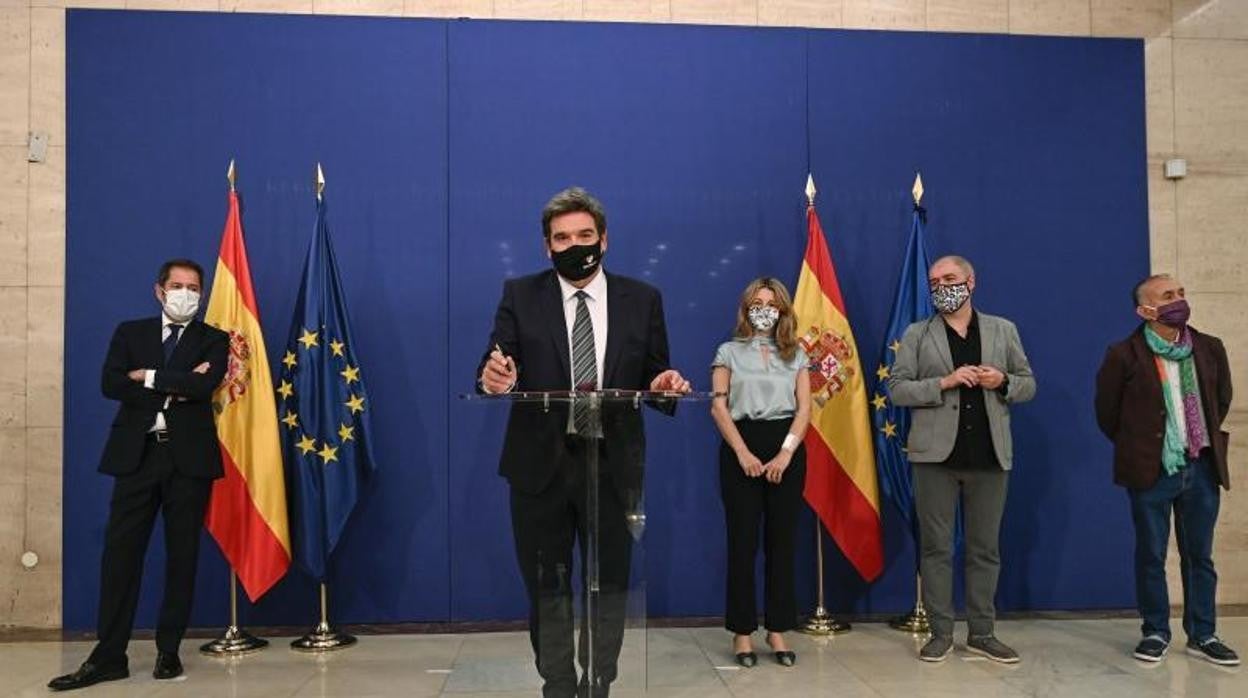 El ministro de Inclusión, Seguridad Social y Migraciones, José Luis Escrivá (2i) se dirige a medios de comunicación junto a la ministra de Trabajo, Yolanda Díaz (3d), el presidente de Cepyme, Gerardo Cuerva (i), y los secretarios generales de UGT y CCOO, Pepe Álvarez (d) y Unai Sordo (2d), tras la firma del acuerdo para prorrogar los expedientes de regulación temporal de empleo (ERTE), en Madrid