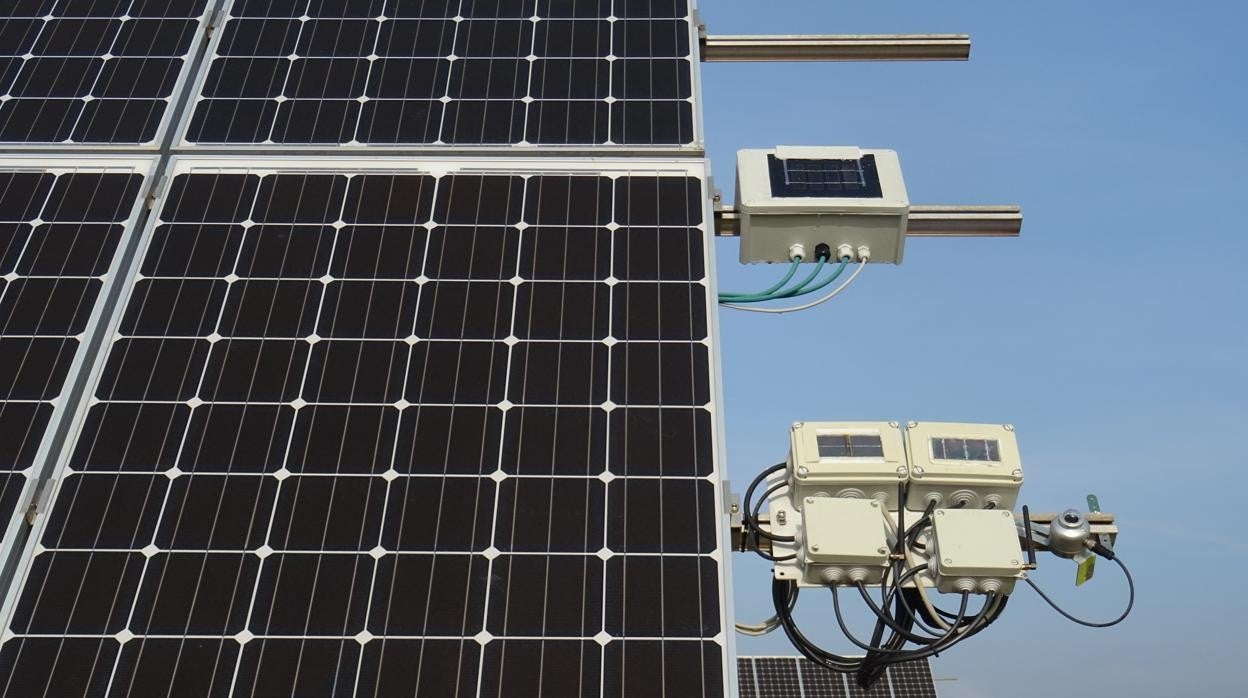 Equipos de monitorización de las placas fotovoltaicas instaladas en la fachada