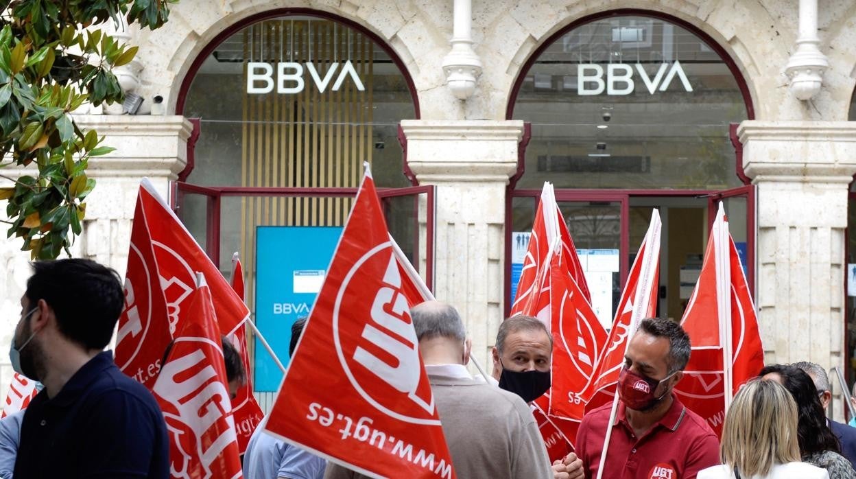 Trabajadores de BBVA durante la huelga de ayer