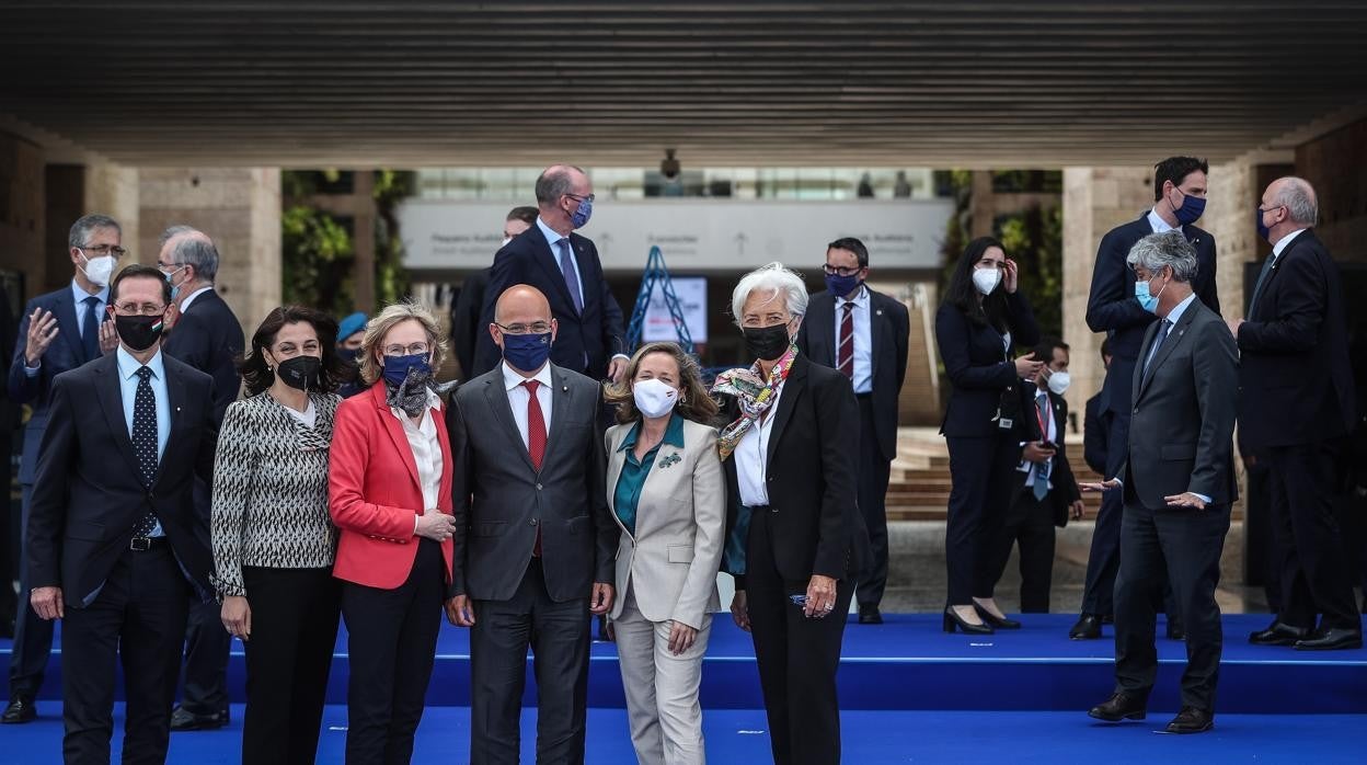 El ministro de Estado portugués de Finanzas, Joao Leao (I), la ministra española de Economía y Digitalización, Nadia Calvino (D), y la presidenta del Banco Central Europeo, Christine Lagarde (a la derecha de Calviño), en una reunión del Ecofin