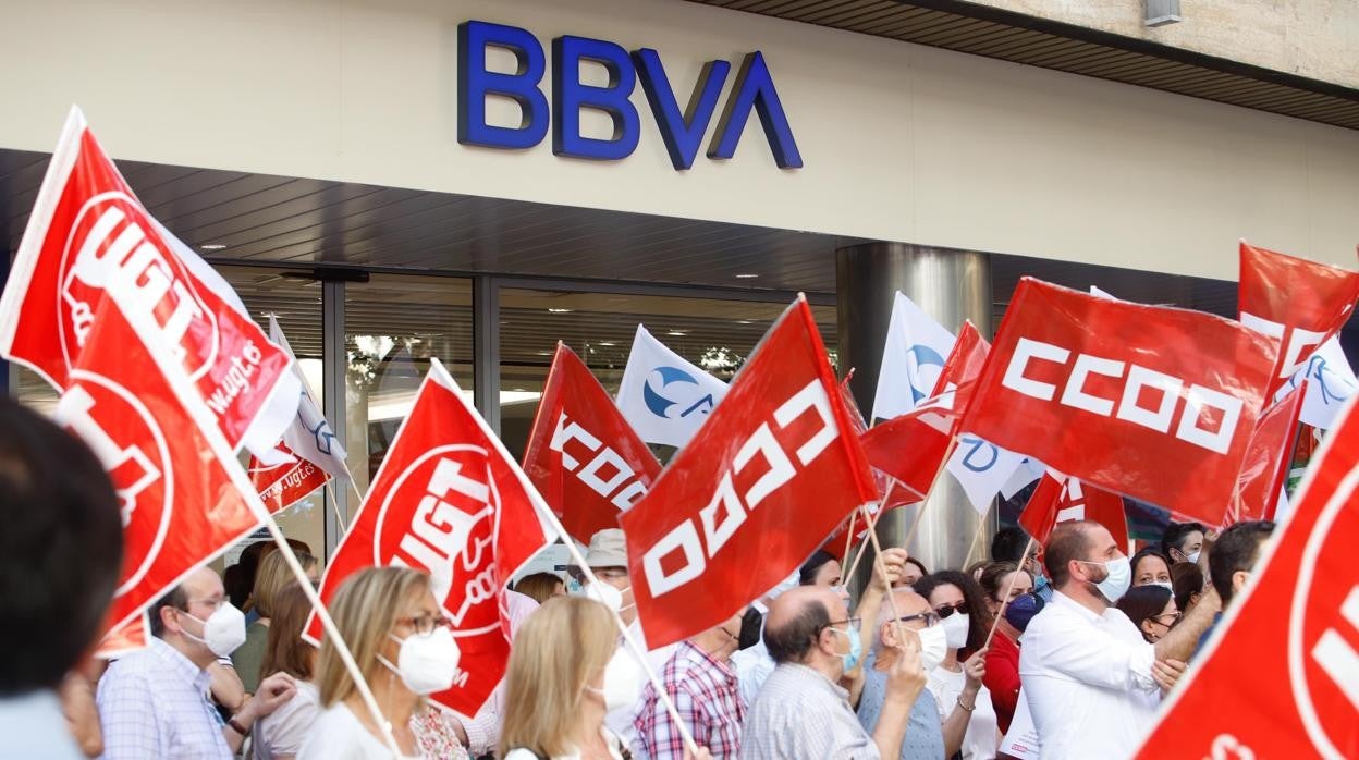 Los sindicatos protestando ante uno de los centros de BBVA