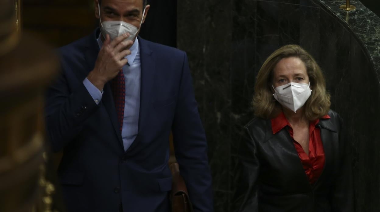El presidente del Gobierno, Pedro Sánchez, y la ministra de Asuntos Económicos, Nadia Calviño