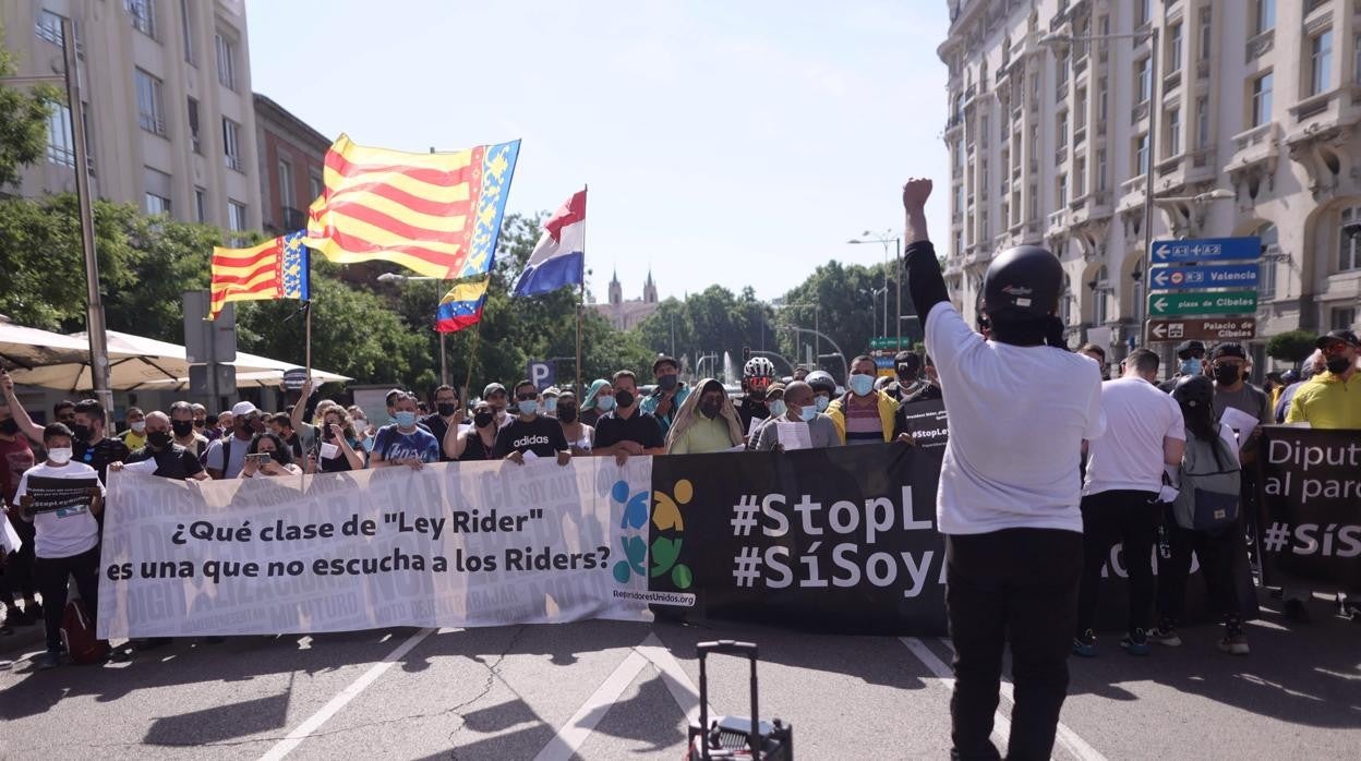 Repartidores a domicilio protestan en el Congreso por sus condiciones laborales