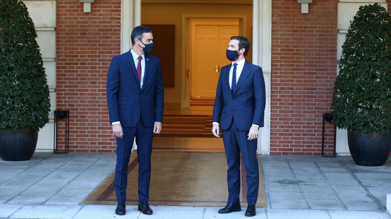 Pedro Sánchez, presidente del Gobierno, y el líder del principal partido de la oposición, Pablo Casado, en una imagen de archivo