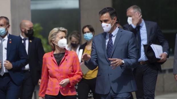 Bruselas exige a Sánchez unidad política tras dar luz verde a los fondos