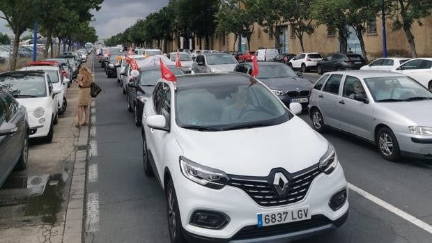 Caravana de coches en Sevilla para pedir el rescate de Abengoa «porque este mes puede ser su final»