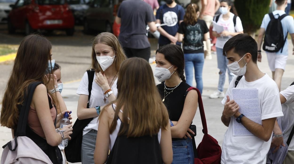 Estudiantes de la facultad de Medicina de Córdoba tras las pruebas de Selectividad