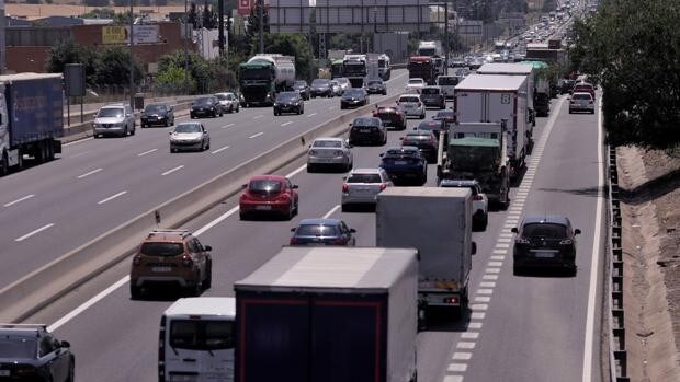 Los transportistas contra los peajes: «Pagamos ya 12.000 millones en impuestos y las carreteras están deterioradas»