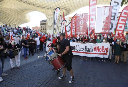 Los manifestantes se han concentrado en el Metropol Parasol, conocido como 'Las Setas` de la Enncarnación