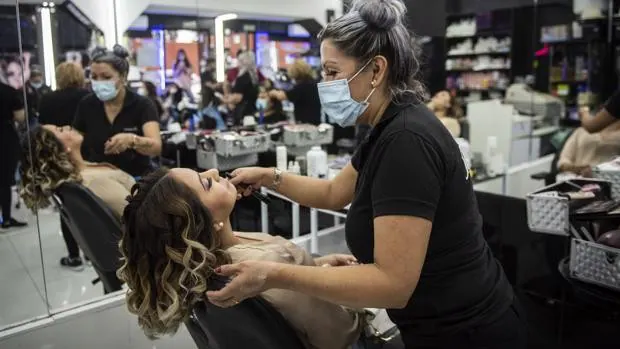 El Senado acuerda bajar el IVA a las peluquerías al 10%