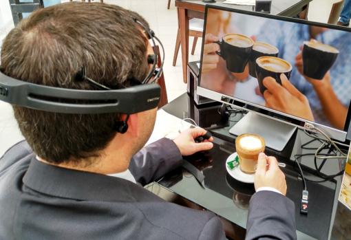 simulación con un cliente para conocer sus emociones ante un café. El consumidor tiene un electroencefalograma y, en la mano, un medidor de la actividad electrodérmica de su piel