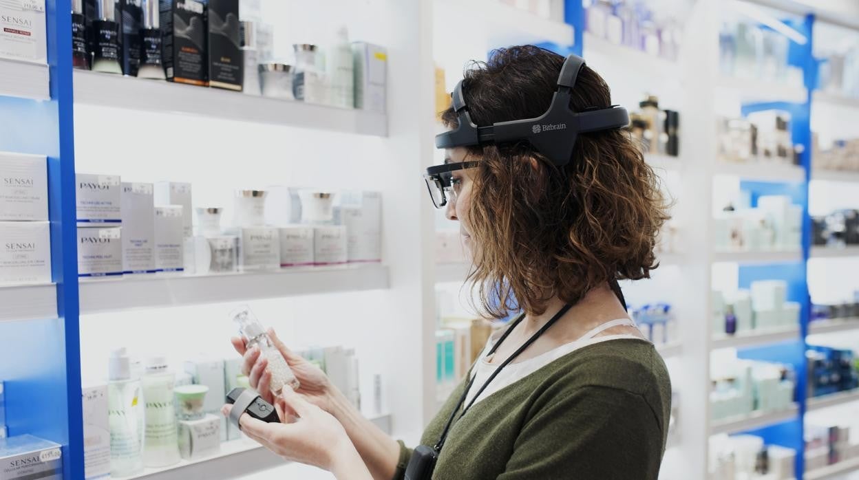 Una consumidora lleva un electroencefalograma (EEG) para recoger su actividad cerebral y unas gafas eye tracking para medir sus movimientos oculares.