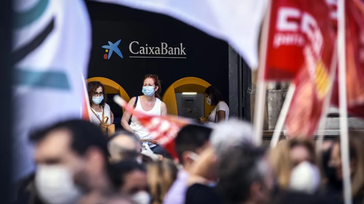Trabajadores de Caixabank protestando durante una huelga