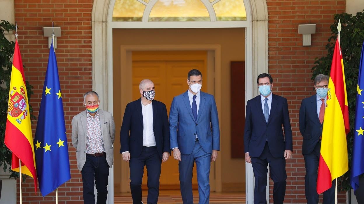 El presidente del Gobierno, Pedro Sánchez (c), el presidente de la CEOE, Antonio Garamendi (2d), el secretario general de UGT, José María Álvarez Suárez (i), el secretario general de CC.OO., Unai Sordo (2i), y el vicepresidente de CEPYME, Santiago Aparicio (d), durante la firma del acuerdo para la reforma de las pensiones este jueves en el Palacio de la Moncloa en Madrid