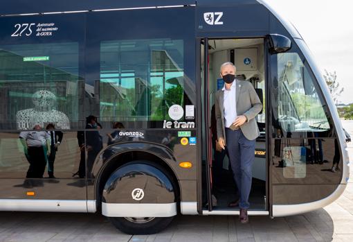 El alcalde de Zaragoza, jorge Azcón, en uno de los nuevos buses «cero emisiones»