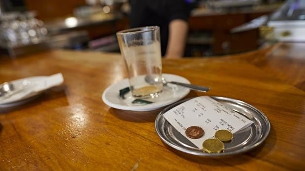 El Supremo anula la decisión de una cafetería de prohibir las propinas