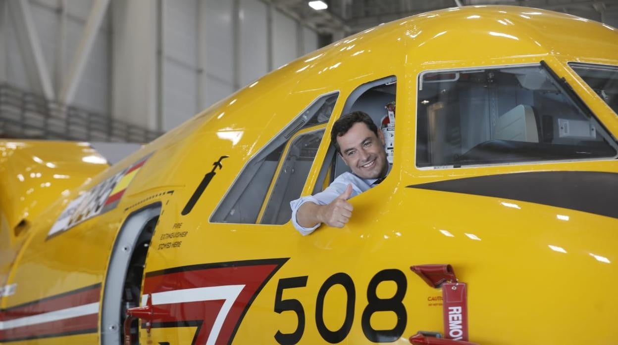 Juanma Moreno subido al avión C295 número 200 en las instalaciones de Airbus San Pablo de Sevilla