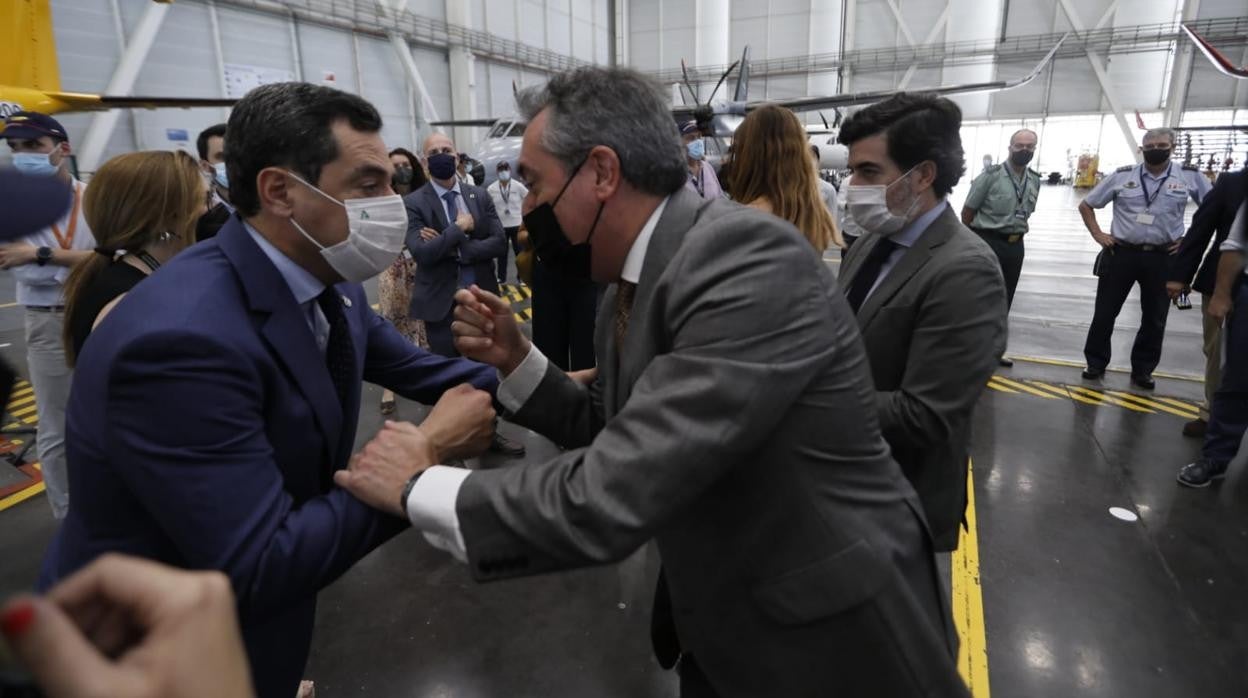 Juanma Moreno y Juan Espadas se saludan en el hangar de Airbus San Pablo