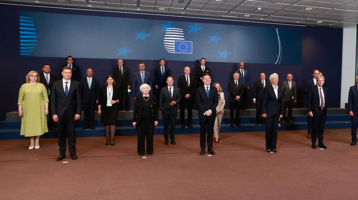 Foto de familia del Eurogrupo ayer con la participación de la secretaria del Tesoro norteamericana, Janet Yellen