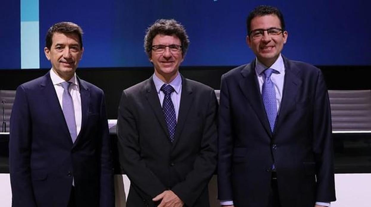 El responsable de Análisis Económicos de BBVA Research, Rafael Doménech, junto al economista jefe del Grupo BBVA y director de BBVA Research, Jorge Sicilia, y el economista Jefe para España en BBVA Research, Miguel Cardoso