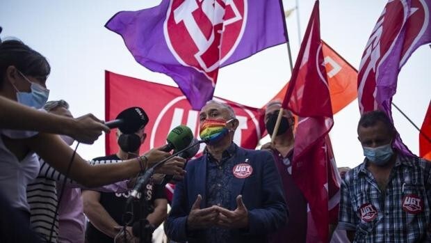 Los sindicatos amenazan a Sánchez con endurecer el diálogo social si no sube el salario mínimo este año