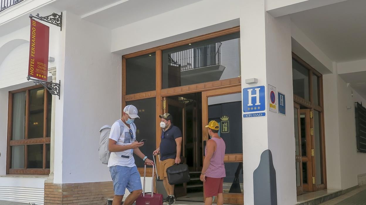 Turistas frente a la puerta de un hotel en Sevilla