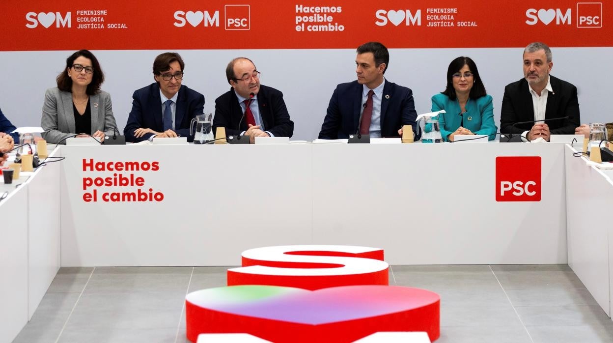 El presidente del Gobierno, Pedro Sánchez (c), el secretario general del PSC, Miquel Iceta (3i), y el ministro de Sanidad, Salvador Illa (2i), entre otros, en una reunión del PSC