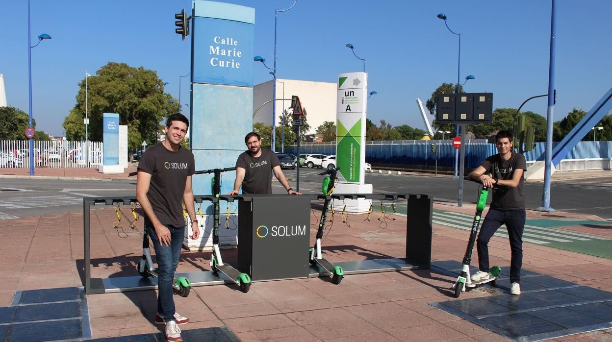 El equipo de Solum posa en la estación de patinetes eléctricos de la Isla de la Cartuja de Sevilla