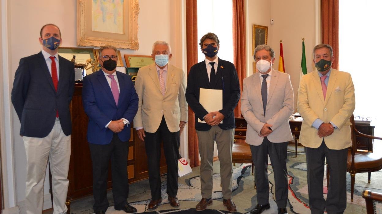 Los participantes en el encuentro celebrado en la sede de la Cámara de Comercio