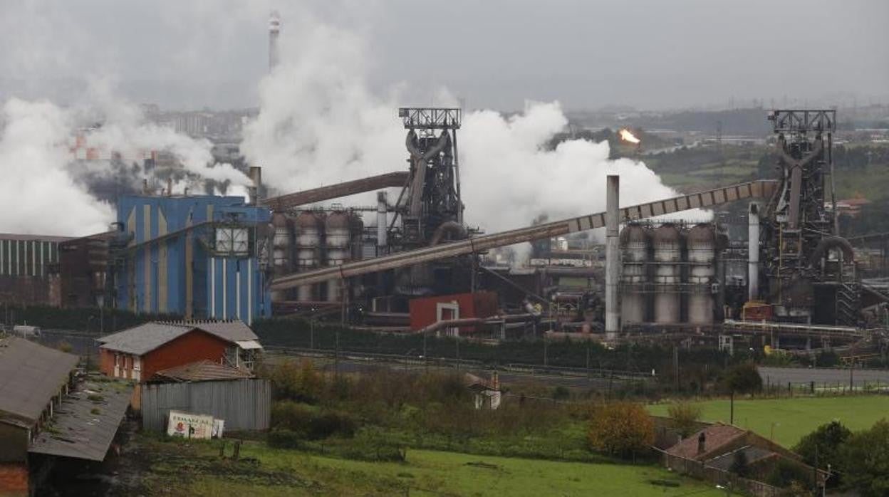 Vista de la fábrica de ArcelorMittal en Gijón (Asturias)