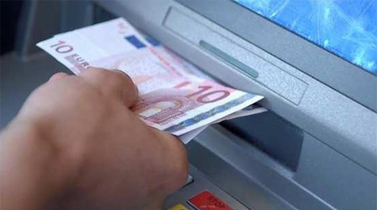 Comisiones bancarias superiores a los 240 euros: diez casos en los que son ilegales y se pueden reclamar