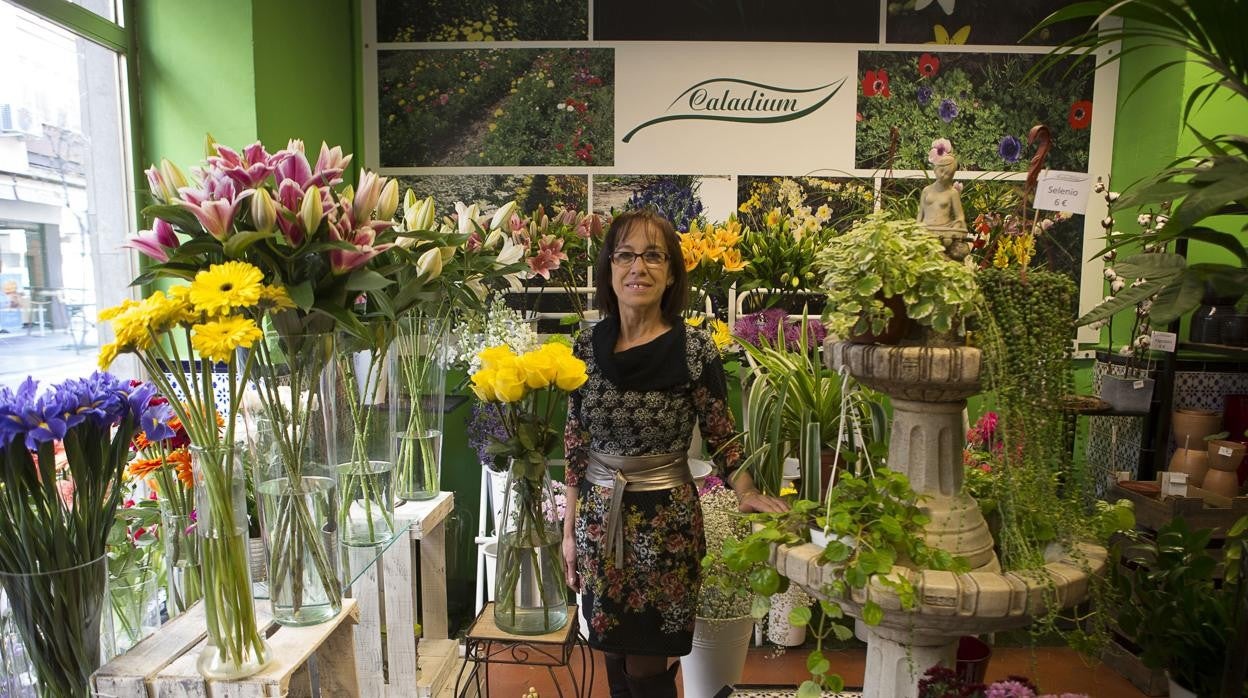 «Si necesito un sueldo para pagar la luz, ¿qué hago con mi vida? se pregunta María Castillo que regenta la Floristería 'Caladium'