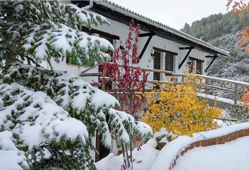 La casa cubierta de nieva