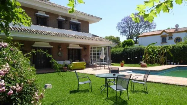 Si quieres vivir en una casa con jardín, estos chalets en Sevilla te  encantarán